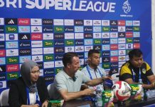 Pelatih PSIM Yogyakarta, Jean-Paul van Gastel, memberikan komentar setelah laga melawan Borneo FC pada Super League 2025-2026, Minggu (14/9/2025) - Foto: Istimewa)