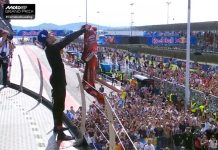 Marc Marquez (Ducati) melakukan selebrasi ala Lionel Messi di podium usai melintasi garis finish tercepat di MotoGP San Marino 2025 pada Minggu (14/9/2025) dan membuatnya makin dekat dengan gelar juara dunia MotoGP 2025.(TANGKAPAN LAYAR)