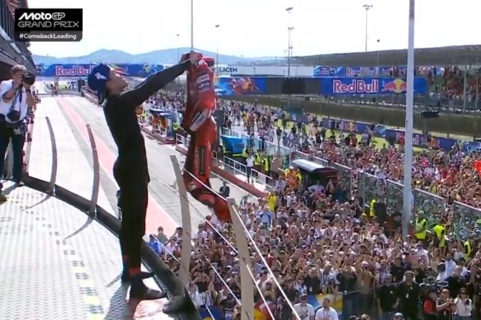 Marc Marquez (Ducati) melakukan selebrasi ala Lionel Messi di podium usai melintasi garis finish tercepat di MotoGP San Marino 2025 pada Minggu (14/9/2025) dan membuatnya makin dekat dengan gelar juara dunia MotoGP 2025.(TANGKAPAN LAYAR)