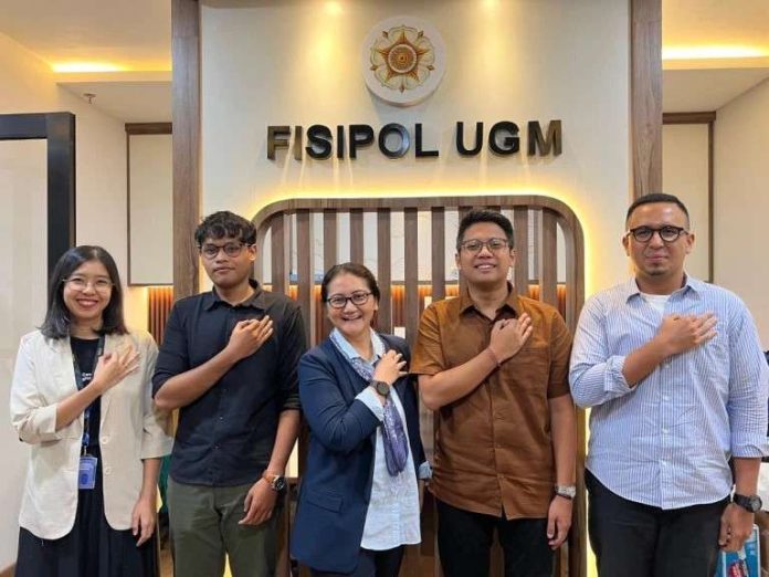 Dekan Fisipol Universitas Gadjah, Dr. Wawan Mas’udi, memaparkan bahwa pembukaan kantor Jakarta adalah langkah strategis menjembatani sivitas akademika Yogyakarta dengan stakeholders di Jakarta. (Foto: UGM)