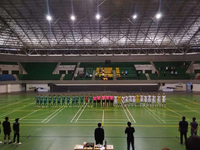 Sleman menggunakan jersey hijau (kiri) saat akan melawan tim Bantul berjersey putih (kanan). Foto diambil saat kedua tim menyanyikan lagu Padamu Negeri sebelum pertandingan dimulai.