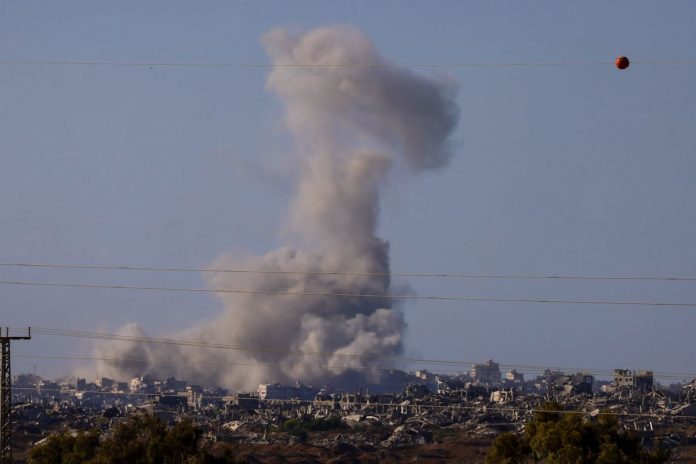 Gambar ini diambil dari posisi di perbatasan Israel dengan Jalur Gaza, menunjukkan asap mengepul di tengah pengeboman Israel ke Gaza pada Selasa (16/9/2025).(AFP/MENAHEM KAHANA)