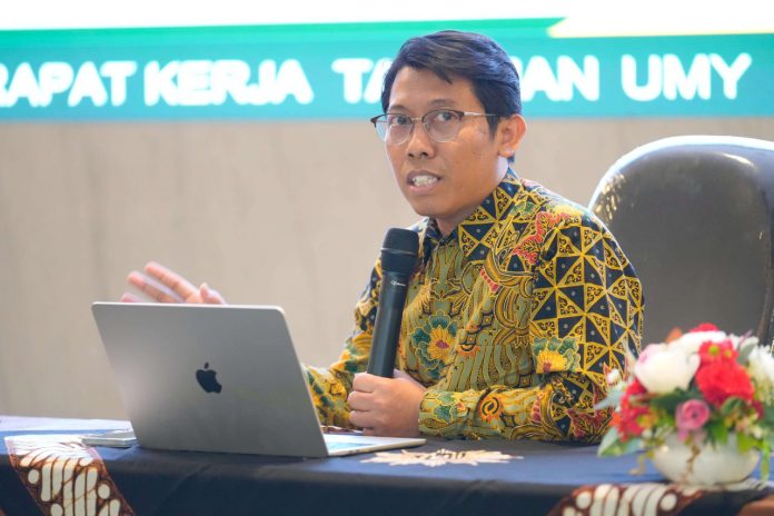 Wakil Rektor UMY Bidang Mutu, Reputasi, dan Kemitraan Slamet Riyadi menegaskan komitmen internasionalisasi menjadi salah satu arah strategis UMY. Sehingga, UMY memperkuat kemitraan dengan Dunia Usaha, Dunia Industri, dan Dunia Kerja yang diperluas hingga ke ranah global. (Foto: Direktorat Komunikasi Publik UMY) Wakil Rektor UMY Bidang Mutu, Reputasi, dan Kemitraan Slamet Riyadi menegaskan komitmen internasionalisasi menjadi salah satu arah strategis UMY. Sehingga, UMY memperkuat kemitraan dengan Dunia Usaha, Dunia Industri, dan Dunia Kerja yang diperluas hingga ke ranah global. (Foto: Direktorat Komunikasi Publik UMY)