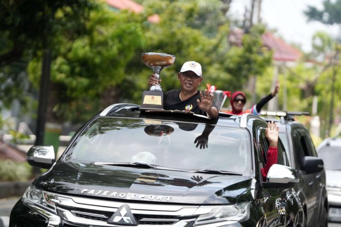Piala Porda DIY dan Peparda DIY diarak keliling Kabupaten Sleman, setelah kontingen Sleman mengawinkan gelar juara umum di kedua event olahraga terbesar di DIY itu. (Foto: Bagian Prokopim Setda Sleman)