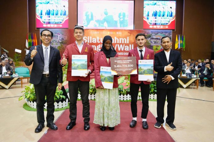 Para penerima beasiswa UMY sedang berfoto bersama. (Foto: Direktorat Komunikasi Publik UMY)