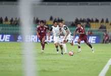 Duel pemain pada laga PSM Makassar vs Persija Jakarta di pekan keenam Super League 2025-2026 di Stadion B.J. Habibie, Parepare, Makassar, Minggu (21/9/2025).(Dok. Persija Jakarta)
