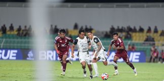 Duel pemain pada laga PSM Makassar vs Persija Jakarta di pekan keenam Super League 2025-2026 di Stadion B.J. Habibie, Parepare, Makassar, Minggu (21/9/2025).(Dok. Persija Jakarta)