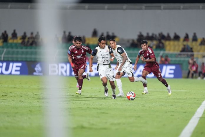 Duel pemain pada laga PSM Makassar vs Persija Jakarta di pekan keenam Super League 2025-2026 di Stadion B.J. Habibie, Parepare, Makassar, Minggu (21/9/2025).(Dok. Persija Jakarta) Duel pemain pada laga PSM Makassar vs Persija Jakarta di pekan keenam Super League 2025-2026 di Stadion B.J. Habibie, Parepare, Makassar, Minggu (21/9/2025).(Dok. Persija Jakarta)